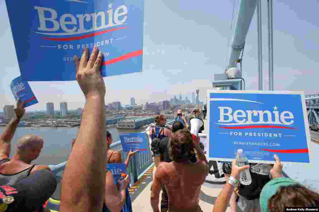 Marchando pela ponte Benjamin Franklin numa manifestação pró-Bernie Sanders enquanto decorre a Convenção Nacional Democrática em Filadélfia.