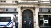 La police française monte la garde devant la maison du défunt président français Jacques Chirac, rue de Tournon, à Paris, la capitale française, le 26 septembre 2019.