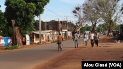 Dans les rues de Koutiala, au Mali, le 8 février 2017. (VOA/Alou Cissé)