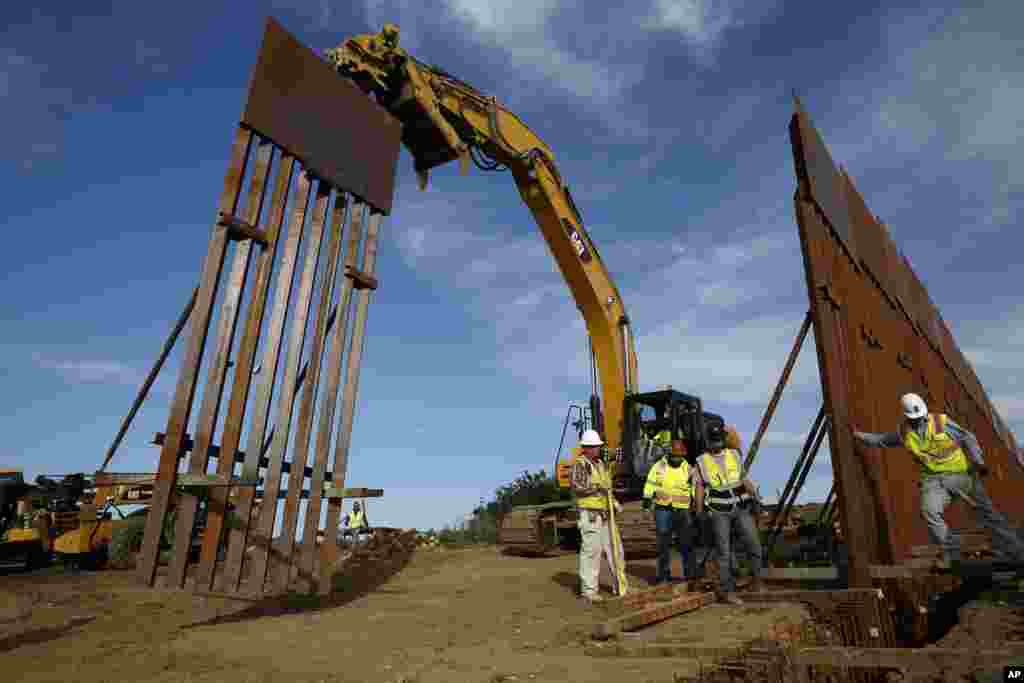 미국과 맞닿은 멕시코 티후아나 접경지대에서 인부들이 장벽건설 작업을 하고 있다.