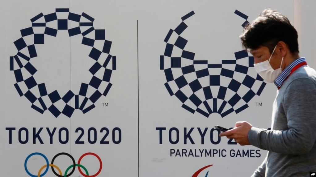  东京，一名男子走过东京奥运会和残奥会的标志。（2021年2月1日）(photo:VOA)