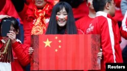 Một cổ động viên Trung Quốc tại World Cup 2018 ở Nga. Trung Quốc nói sẽ tranh quyền đăng cai một giải đấu này của FIFA.