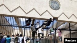 سفارتخانه آمریکا در صنعا، در سپتامبر ٢٠١٢ مورد حمله صدها تظاهرکننده یمنی قرار گرفت.