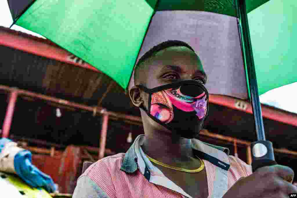 افریقی ملک یوگینڈا کے دارالحکومت کمپالا میں نوجوان نسل بھی منفرد اسٹائل کے ماسک استعمال کر رہی ہے۔