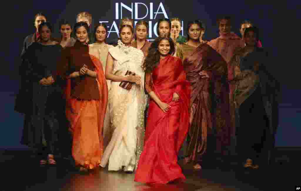  ویشالی (در لباس قرمز) طراح لباس در جمع مدل ها در هفته مد دهلی نو در هند.&nbsp;