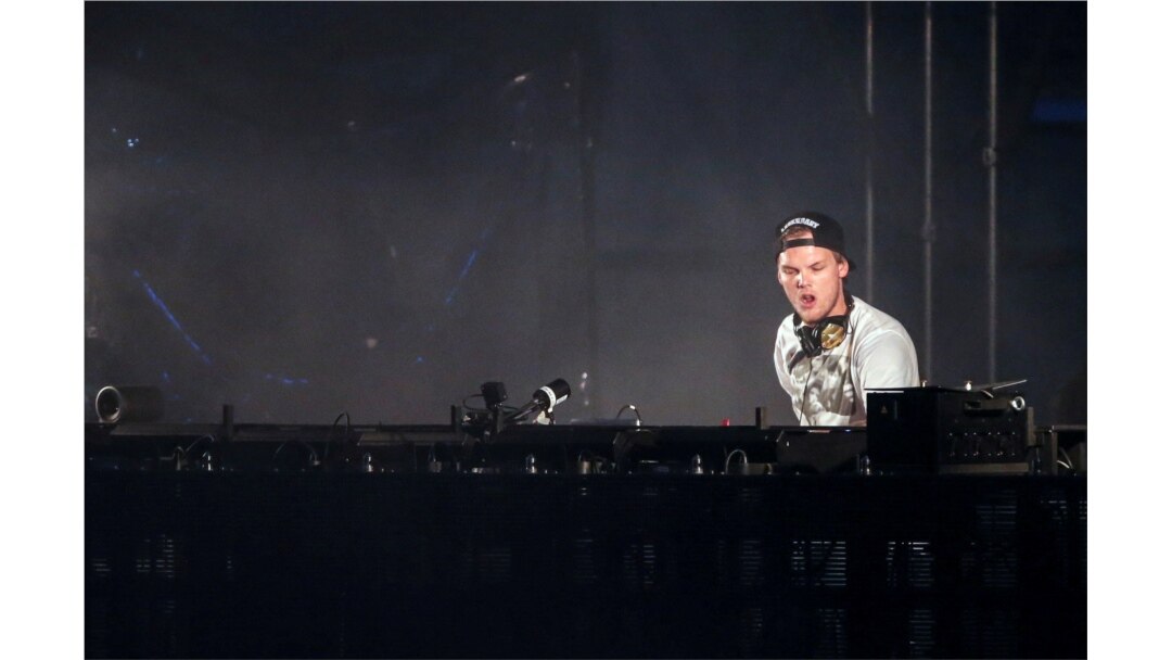 Musisi Swedia, DJ, remixer dan produser rekaman Avicii (Tim Bergling) tampil di festival musik Summerburst di stadion Ullevi di Gothenburg, Swedia, 30 Mei 2015. (Bjorn Larsson Rosvall / TT News Agency / via REUTERS)