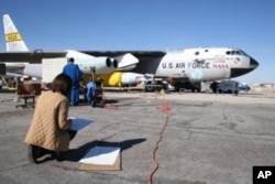 Watercolorist Barbara Ernst Prey sketches an hour before liftoff of the X-43, the world’s fastest aircraft.