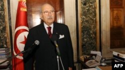 Chủ tịch Quốc hội Tunisia Fouad Mebazza đã tuyên thệ nhậm chức Tổng thống lâm thời hôm 15 tháng 1, 2011