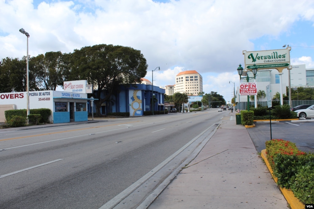 La Calle 8 de Miami, a la altura del Restaurante Versailles, sin tráfico de vehículos y sin clientes, tras las medidas tomadas por la ciudad para frenar el contagio del COVID-19.&nbsp;[Foto: Luis Felipe Rojas/ Voa Noticias].