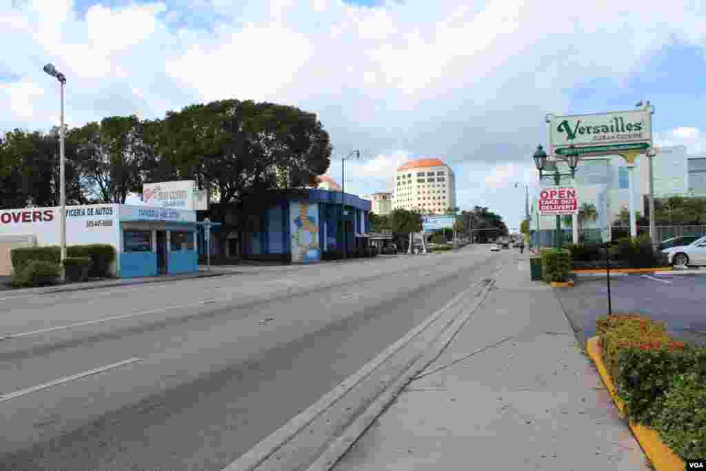 La Calle 8 de Miami, a la altura del Restaurante Versailles, sin tráfico de vehículos y sin clientes, tras las medidas tomadas por la ciudad para frenar el contagio del COVID-19.&nbsp;[Foto: Luis Felipe Rojas/ Voa Noticias].