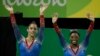 16일 브라질 리우올림픽 여자체조 마루 종목에서 각각 금메달과 은메달을 차지한 미국 대표팀 시몬 바일스(오른쪽)와 알리 라이스만.