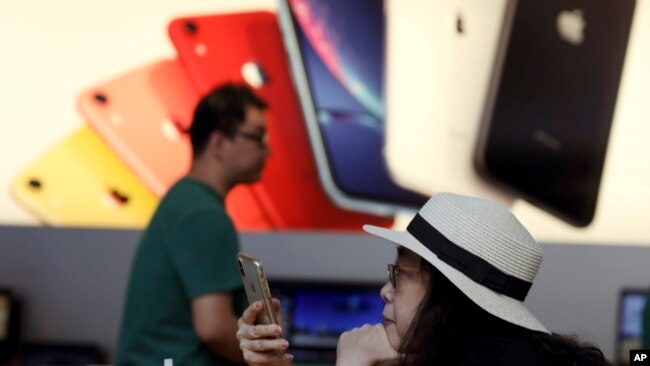 中国消费者在北京的一家苹果商店。（2019年5月10日）