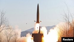 북한이 북한이 철도기동 미사일연대의 검열 사격훈련을 실시했다며 열차에서 미사일을 발사하는 사진을 공개했다.