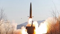 북한이 14일 철도기동 미사일연대의 검열 사격훈련을 실시했다며 열차에서 미사일을 발사하는 사진을 공개했다.