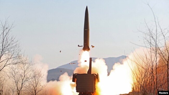 북한이 14일 철도기동 미사일연대의 검열 사격훈련을 실시했다며 열차에서 미사일을 발사하는 사진을 공개했다.