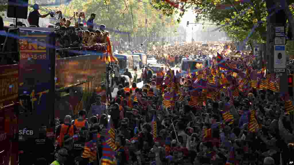 Les joueurs du FC Barcelone montent sur le bus de l&#39;équipe alors qu&#39;ils célèbrent la victoire de leur équipe, Barcelone, le 15 mai 2016