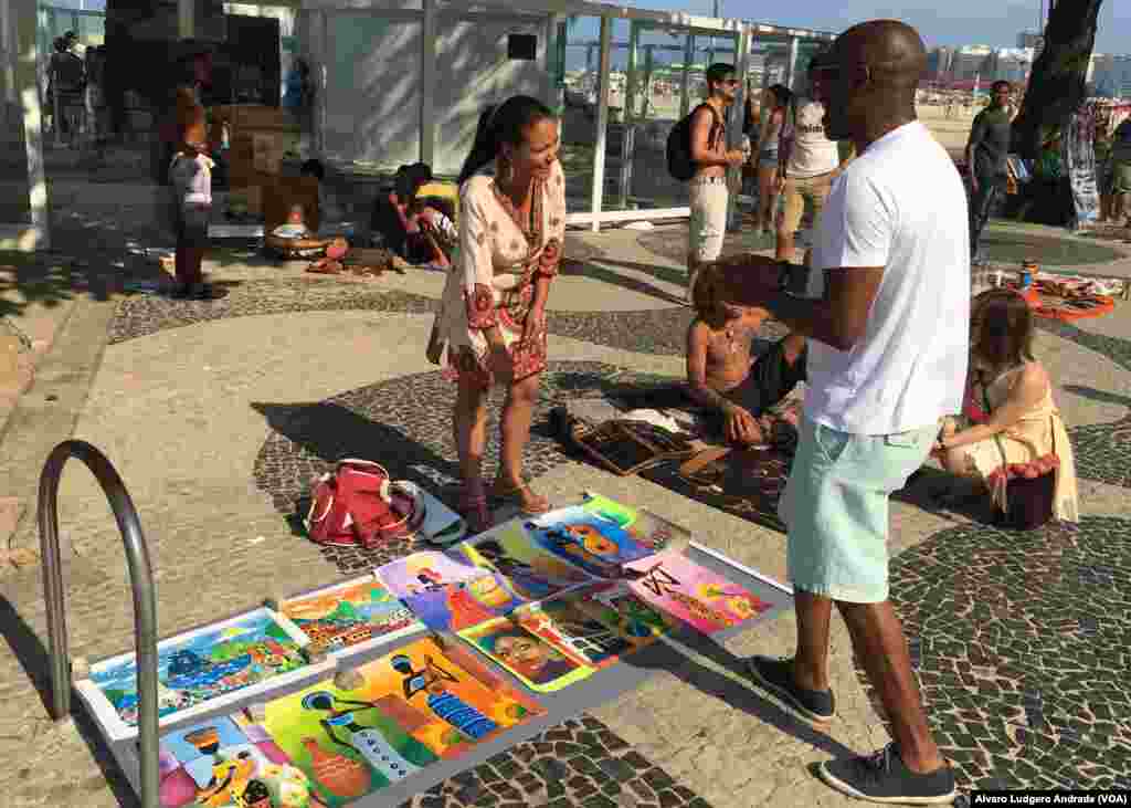 Fazendo compras na praia de Copacabana, Rio de Janeiro, Brasil