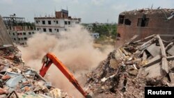 ຊາກຫັກພັງ ຂອງຕຶກໂຮງງານ Rana Plaza ໃນລະຫວ່າງ ການປະຕິບັດງານກູ້ໄພ ຂອງພວກທະຫານ ທີ່ເມືອງ Savar (2 ພຶດສະພາ 2013)