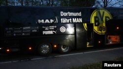 Chiếc xe buýt chở đội bóng ở thành phố Dortmund bị đánh bom hôm 11/4/2017.