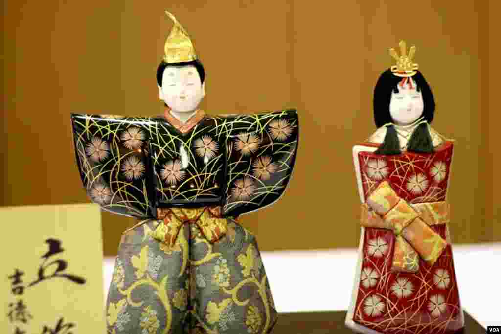 انہیں جاپانی زبان میں &rsquo;تاشی بینا&lsquo; کہاجاتا ہے یعنی &rsquo; کھڑی رہنے والی گڑیاں&lsquo;۔یہ &rsquo;حنا گڑیوں&lsquo; کی قدیم ترین قسم کا جدید روپ ہیں۔