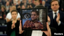 2019年12月18日欧洲议会萨哈罗夫奖颁奖典礼上土赫提的女儿手举父亲的肖像