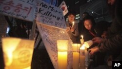 지난 3월 서울의 중국대사관 앞에서 탈북자 강제 북송 중단을 요구하며 열린 촛불 집회. (자료사진)