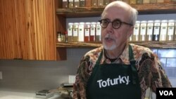 Seth Tibbott, pendiri dan direktur Tofurky, produsen berbagai jenis makanan vegan termasuk tempe. 