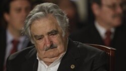 Mujica viaja sorpresivamente a Caracas para reunirse con Chávez tras las declaraciones que cayeron muy mal en Venezuela.