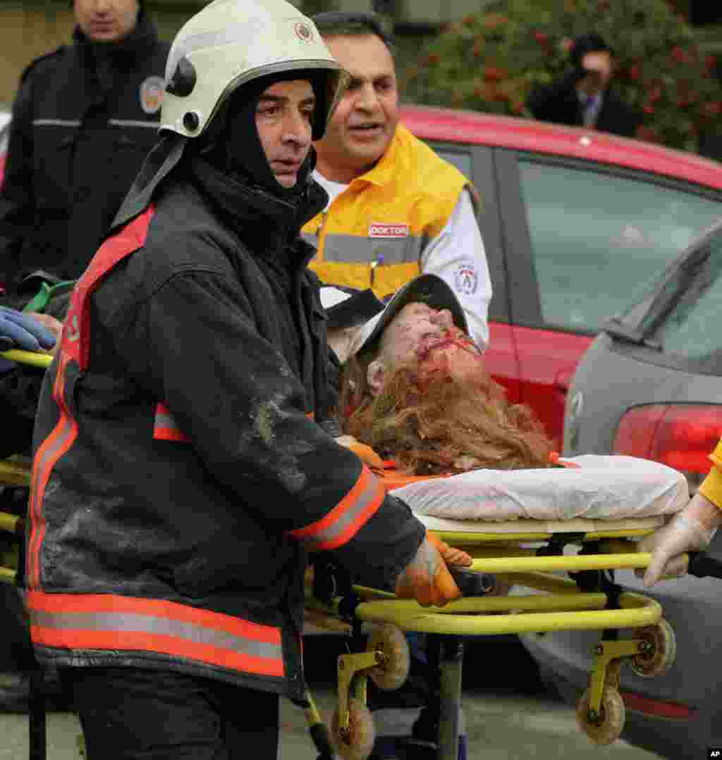 Mulher ferida transportada para o hospital