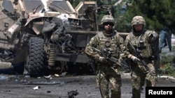 지난해 6월 아프가니스탄 카불에서 나토 군이 자살폭탄테러 현장을 수색하고 있다. (자료사진)