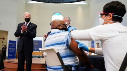 Tổng thống Biden tại một điểm tiêm chủng ở Alexandria, Virginia, hôm 6/4.