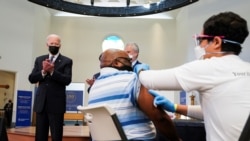 Američki predsjednik Joe Biden aplaudira muškarcu dok prima vakcinu na mjestu cijepljenja protiv koronavirusne bolesti (COVID-19) u Aleksandriji, Virginia, SAD, 6. aprila 2021. REUTERS / Kevin Lamarque