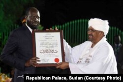 Sudanese President Omar al-Bashir, right, organized a peace award ceremony in Khartoum over the weekend of Sept. 21, 2018 to reward South Sudan President Salva Kiir, left, and Rebel leader Riek Machar for signing the revitalized peace deal.