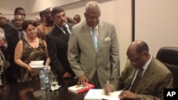 Lançamento de "Vidas, Lugares e Tempos", por Joaquim Chissano. Sessão de autógrafos