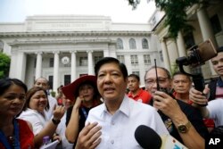 Mantan Senator Ferdinand "Bongbong" Marcos Jr berbicara kepada wartawan di depan Mahkamah Agung Filipina di Manila, Filipina (Foto: AP)