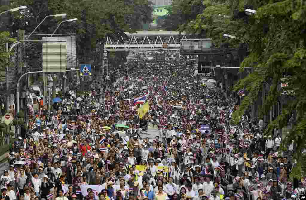 Anti-government demonstrators pour into the street while chanting slogans during a rally against an amnesty bill in Bangkok, Nov. 11, 2013.&nbsp;