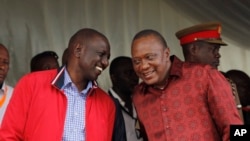 Rais Uhuru Kenyatta (kulia) na Makamu wake William Ruto. AP Photo/Khalil Senosi)