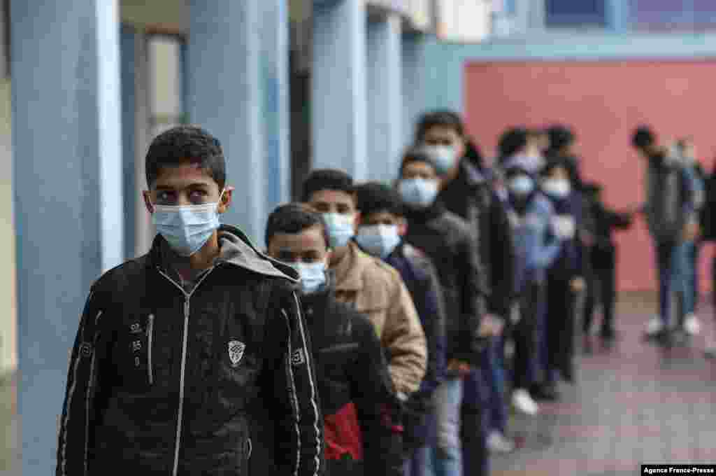 Fələstinli tələbələr BMT-nin Yardım və İşlər üzrə Agentliyinin (UNRWA) Qəzza əş-Şati qaçqın düşərgəsindəki məktəbində COVID-19-a qarşı Pfizer-BioNTech peyvəndi növbəsində