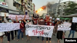 緬甸民眾上街遊行抗議軍政府判處昂山素姬四年徒刑。（2021年12月6日）