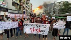 缅甸民众上街游行抗议军政府判处昂山素季四年徒刑。（路透社2021年12月6日）