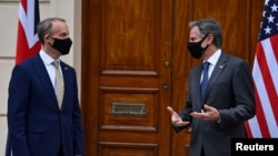 Menteri Luar Negeri Inggris Dominic Raab (kiri) dan Menteri Luar Negeri AS Antony Blinken menjelang pertemuan bilateral di London, Inggris, Senin, 3 Mei 2021. (Foto: Ben Stansall/Pool via Reuters)