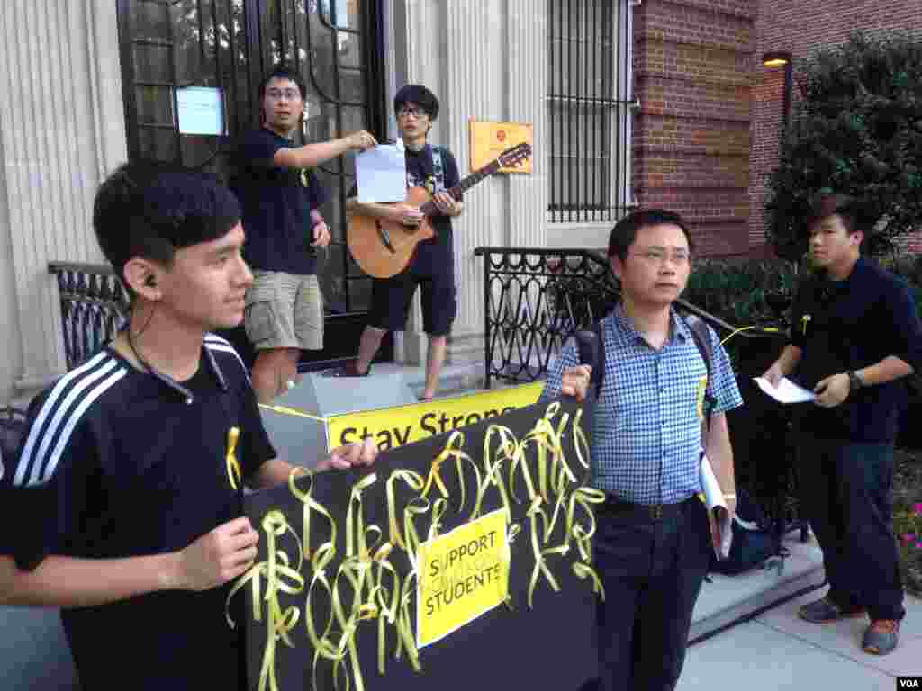 Hong Kong activists lead a rally on the steps of the Hong Kong government&rsquo;s diplomatic office in the U.S. capital, Oct. 1, 2014. (Michael Lipin/VOA) 