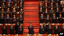 ၁၉ ကြိမ်မြောက်ပါတီညီလာခံ တက်ရောက်လာတဲ့ တရုတ်သမ္မတ Xi Jinping (အလယ်)