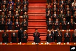 지난달 24일 중국 베이징 인민대회당에서 열린 제19차 공산당 전국대표대회 폐막식에서 시진핑 중국 국가주석(가운데)과 주석단이 박수를 치고 있다.