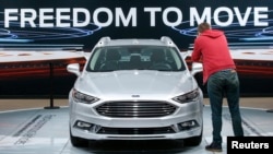 福特公司在底特律北美国际车展中展示的福特Fusion Titanium混合动力车。（2017年1月10日）