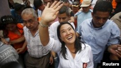 Peruvian presidential candidate Keiko Fujimori greets supporters at Cerro San Cosme on the outskirts of Lima, Jan. 8, 2016. 