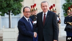 French President Francois Hollande (l) welcomes Turkish President Recep Tayyip Erdogan at the Elysee Palace in Paris, Oct.31, 2014. 