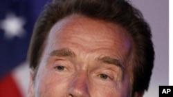 Schwarzenegger reconnaît avoir eu un enfant avec une employée de maison