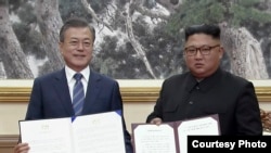 Perezida Moon Jae-in wa Koreya y'Epfo na Perezida Kim Jong wa Koreya ya Ruguru bamaze gushyira umukono ku masezerano y'ubufatanye, ku wa gatatu taliki 19/09/2018