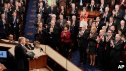 도널드 트럼프 미국 대통령(가운데)이 28일 첫 의회 합동연설에서 의원들의 박수를 받고 있다.